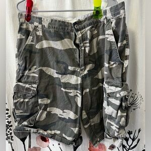 Men’s plug co. Camouflage cargo shorts, size 38